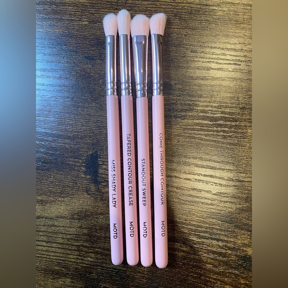 MOTD Pink Eyeshadow Makeup Brush Set
NEW 4pcs